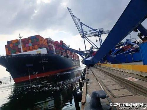 驚魂一幕 貨輪失控釀巨禍，岸橋如骨牌般倒塌致一人重傷